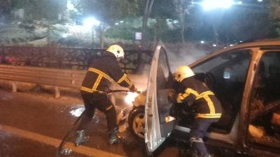 Kazada çarpışan otoda yangın çıktı, içinde sıkışan 4 kişi güçlükle