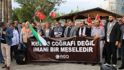 Hatay'ın İskenderun ilçesinde Filistinlilere destek amacıyla bir araya gelen vatandaşlar,