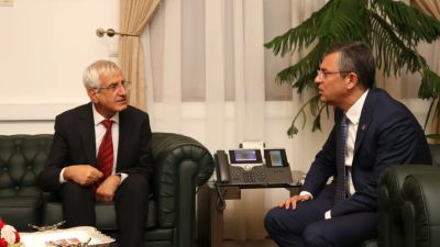 Arsuz Belediye Başkanı Asaf Güven, CHP Genel Başkanı Özgür Özel