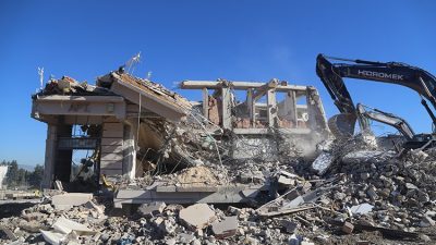 Kahramanmaraş merkezli depremlerden etkilenen Hatay’da, ağır hasarlı 5 binanın kontrollü