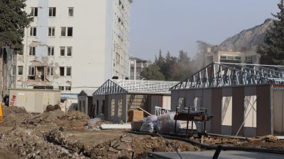 Maraş merkezli depremlerin ardından neredeyse hiçbir binanın sağlam kalmadığı Armutlu