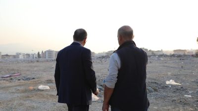 Hatay Büyükşehir Belediye Başkanı Lütfü Savaş, Mahalle gezileri kapsamında önceki