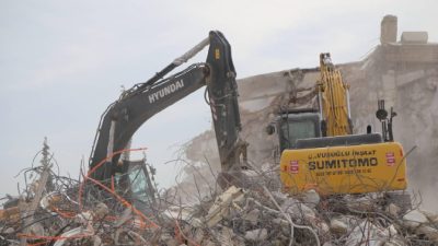 Kahramanmaraş merkezli depremlerden etkilenen Hatay'da ağır hasarlı 5 binanın kontrollü