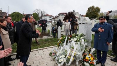 Cumhuriyet Halk Partisi Genel Başkanı Özgür Özel, Aliya İzzetbegovic’in anıt mezarını