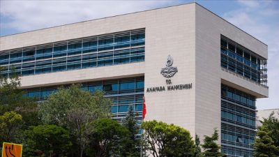 Anayasa Mahkemesi (AYM), mahkeme kararıyla ismini değiştiren kişinin üniversite diplomasına