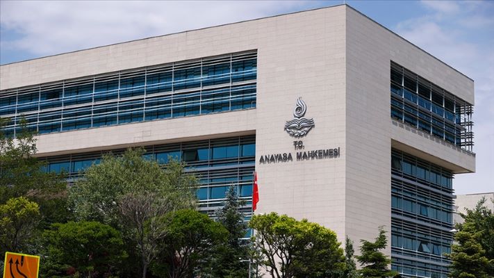 Anayasa Mahkemesi (AYM), mahkeme kararıyla ismini değiştiren kişinin üniversite diplomasına