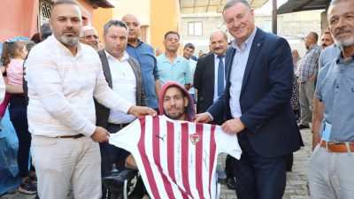 Hatay Büyükşehir Belediye Başkanı Lütfü Savaş, gittiği Reyhanlı’da bir engelli