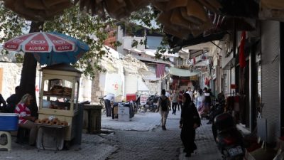 Kahramanmaraş merkezli depremin ardından hasar gören uzun çarşıda esnaf yaralarını