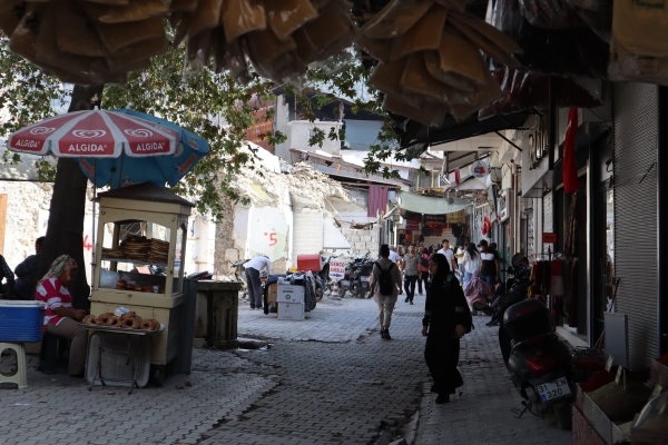 Tarihi uzun çarşı esnafı kaderine terk edildi