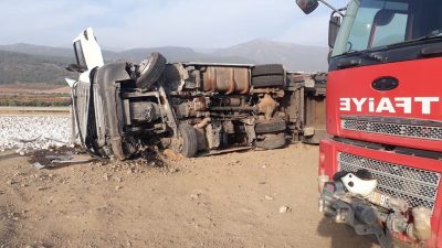 ŞOFÖRÜ ARAÇTA SIKIŞTI!..İTFAİYE KURTARDI… İlimiz Hassa ilçesinde önceki gün muhtemelen