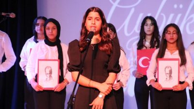 Depremde öğretmenini kaybeden öğrenci, şarkı söylerken gözyaşlarına hakim olamadı Hatay’da,