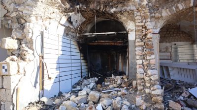 Antakya ilçesinde, depremde zarar görmüş ve onarılmayı bekleyen bir iş