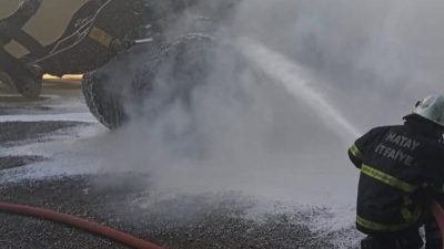 Arsuz’da bir fabrikada yaşanan Kepçe yangını büyümeden söndürüldü.Arsuz İlçesi Karahüseyinli