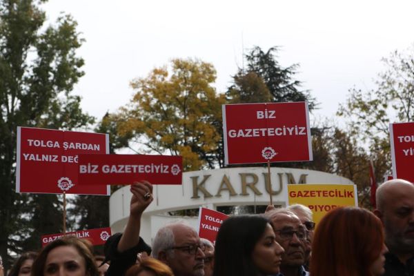 Gazeteciler Tolga Şardan’ın tutuklanmasını protesto etti