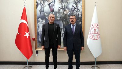 Ahbap Derneğinin kurucusu Haluk Levent Milli E1ğitim Bakanı Yusuf Tekin