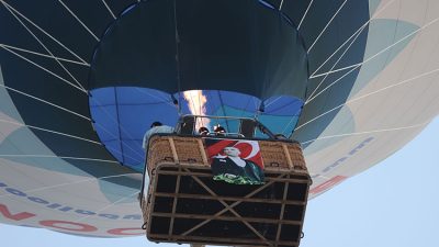 Kapadokya da bulunan sıcak hava balonları Atatürk’ün ölüm yıl dönümü