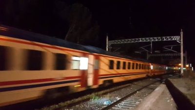 Hatay’ın Dörtyol ilçesinde, hemzemin geçitte trenle çarpışan motosikletin sürücüsü yaralandı.