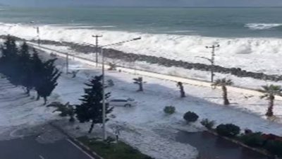 Giresun’un, Karadeniz sahilindeki ilçesi Tirebolu’da fırtına nedeniyle dev dalgalar oluştu.