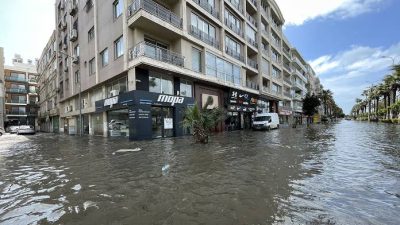 Hatay’da şiddetli fırtına ve sağanak yağış vatandaşlara zor anlar yaşattı.