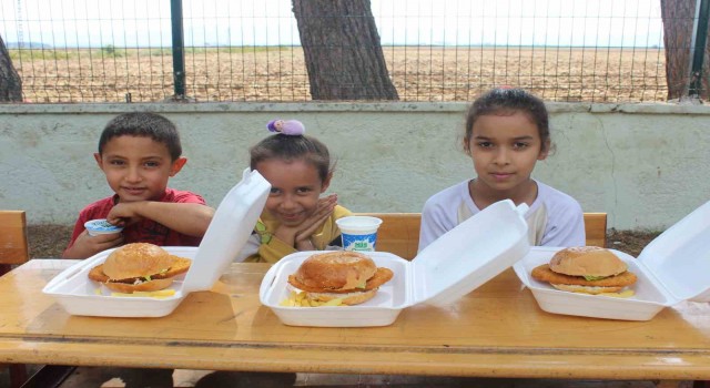 Depremzede çocuklara hamburger sürprizi