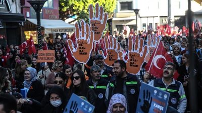 Mersin’in merkez Akdeniz ilçesinde, Kadına Yönelik Şiddete Karşı Uluslararası Mücadele