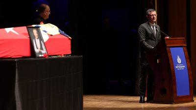 Gazeteci-yazar-oyunca Metin Uca için İstanbul Cemal Reşit Rey Konser Salonunda