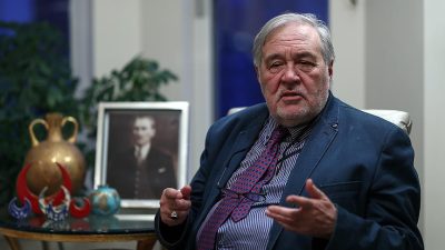 Tarihçi yazar Prof. Dr. İlber Ortaylı, dünyada monarşilerin gerisinde kalan