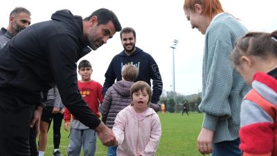 Hatayspor’un bugünkü maç öncesi hafta içi idmanlarından birinde sürpriz konuklar