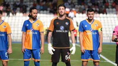 Osmaniye'de maç sırasında dili boğazına kaçan kaleci, karşılaşmayı yöneten orta