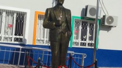 Hatay’da yaşanan deprem felaketinin ardından hasar gören İnönü Ortaokulu’nda bulunan