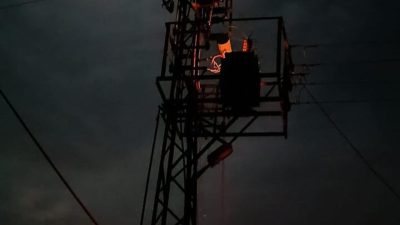 Çevredekiler korktu, Çıkan alevler gece karanlığını aydınlığa çevirdi..