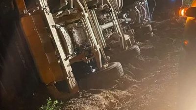 Hatay’ın Arsuz İlçesi Haymaseki Mahallesi’nde beton mikseri Kontrolden çıkıp takla