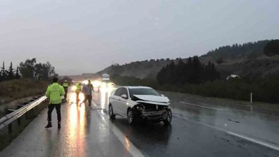 Hatay’ın Erzin ilçesinde bariyerlere çarpan otomobilin sürücüsü yaralandı. Kaza, Hatay-Adana