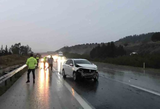 Hatay’ın Erzin ilçesinde bariyerlere çarpan otomobilin sürücüsü yaralandı. Kaza, Hatay-Adana