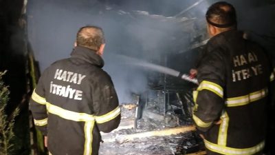 Hatay’ın Samandağ ilçesinde bir ahşap evde çıkan yangın, itfaiye ekipleri