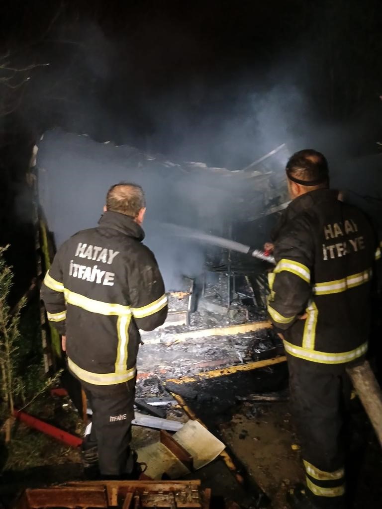 Hatay’da ahşap ev kül oldu