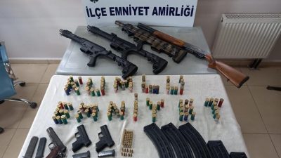 Hatay’ın Kırıkhan ilçesinde cinayetten aranan zanlının evinde yapılan aramada 4