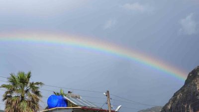 Hatay’ın Samandağ ilçesinde yağmur sonrasında ortaya çıkan gökkuşağı görsel şölen