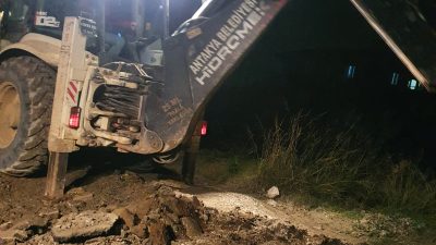 Antakya Belediyesi ekipleri, Hatay’ın Antakya ilçesine bağlı Karlısu Mahallesi’nde asfalt