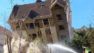 Son Dakika! Esenyurt’ta 6 katlı binanın kontrollü yıkımı sırasında caddeye