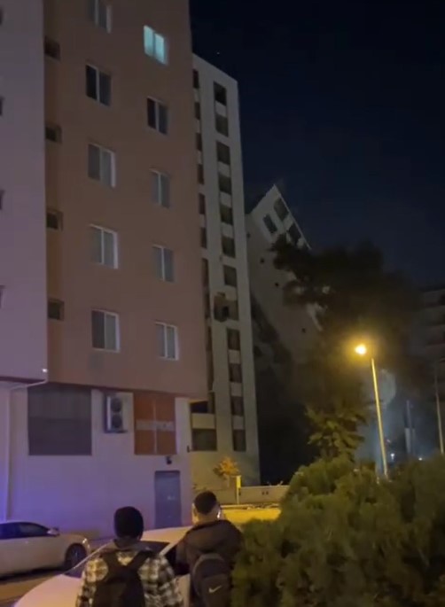 Ağır hasarlı binanın çökme riski apartman tahliyesi yarattı