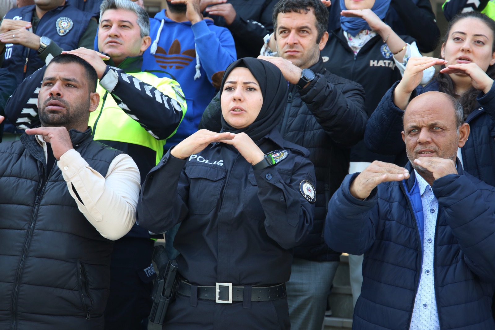 Hatay polisinden işaret dili jesti