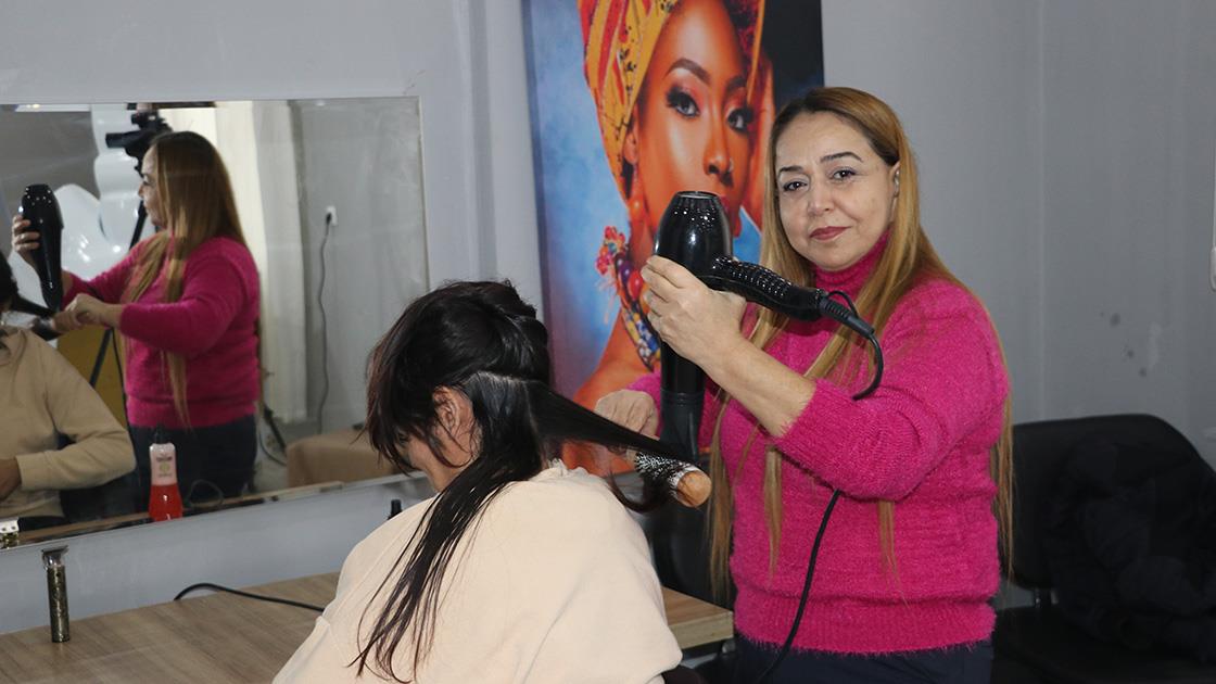 Hatay'da yıkılan binanın enkazından 19 saat sonra oğluyla yaralı kurtarılan