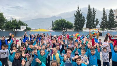 Hatay’ın İskenderun ilçesinde, okulun karşısındaki hasarlı binanın usulsüz yıkımına tanık