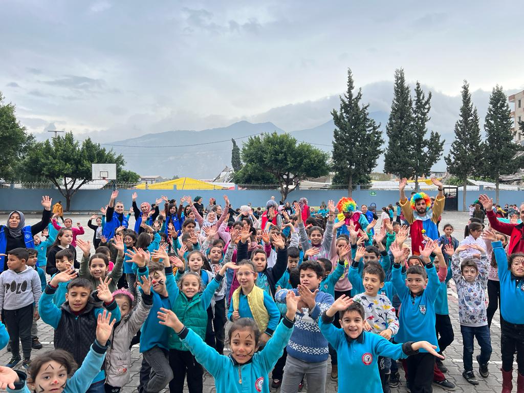 Hatay’da hasarlı binanın yıkımına tanık olan öğrencilere moral etkinliği