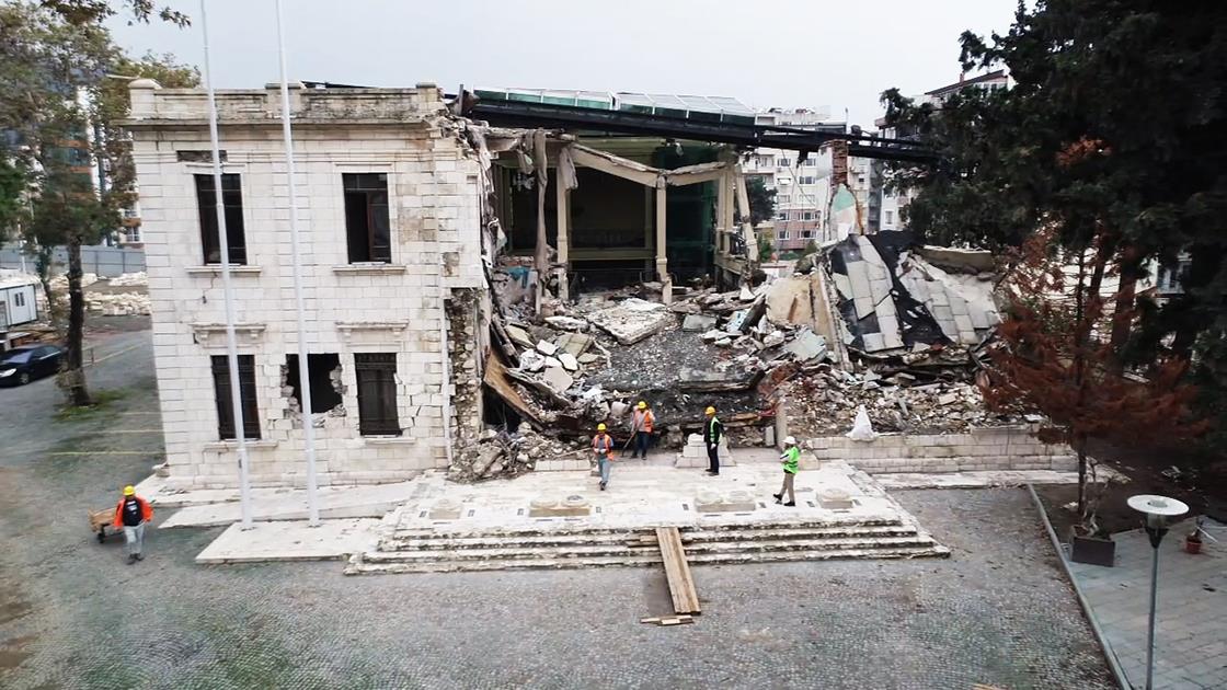 Hatay’ın valilik binası depremin izlerinden kurtarılıyor