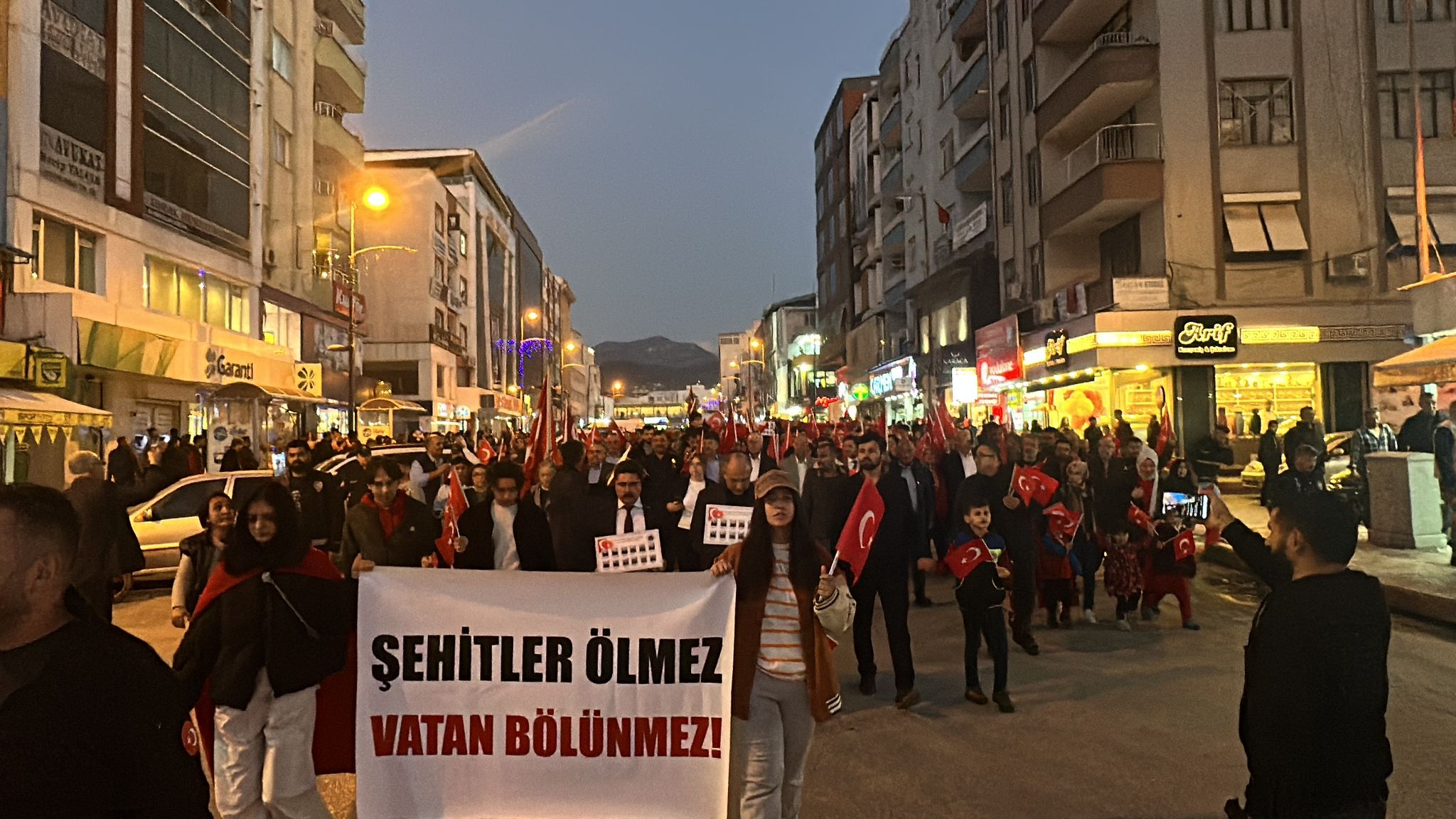 Hatay’da şehit askerler için yürüyüş düzenlendi