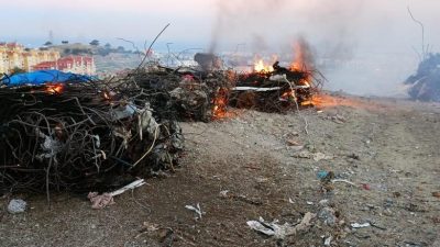 Hatay’ın Belen ilçesinde hurdalık alanda çıkan yangın itfaiye ekipleri tarafından