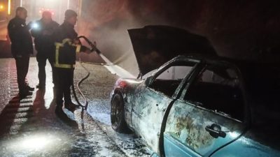 Hatay’ın Belen ilçesinde seyir halindeyken alev alan otomobil kullanılamaz hale