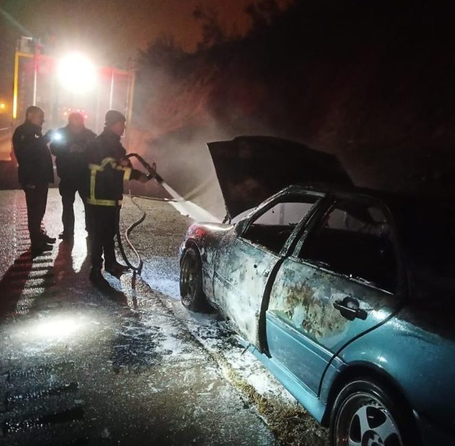 Hatay’ın Belen ilçesinde seyir halindeyken alev alan otomobil kullanılamaz hale